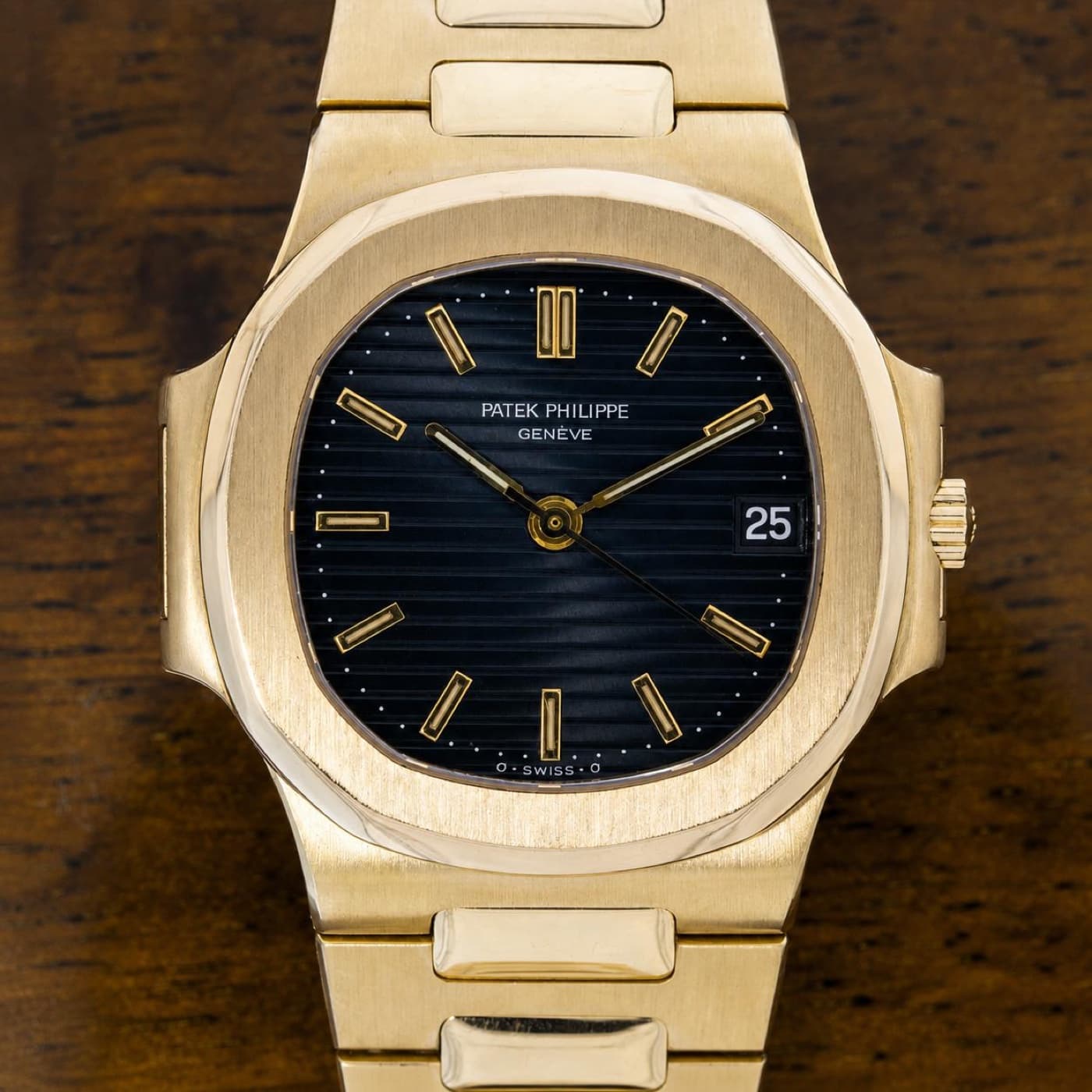 Patek Philippe Nautilus in yellow gold with a dark blue dial and integrated gold bracelet